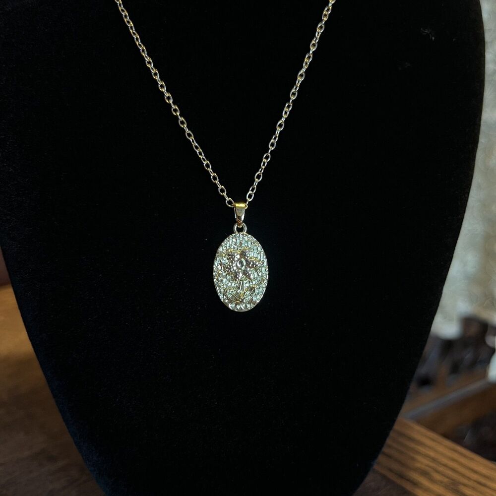 Gold Tone Daisy Pendant Necklace 16 in Whimsygoth Practical Magic Eccentric